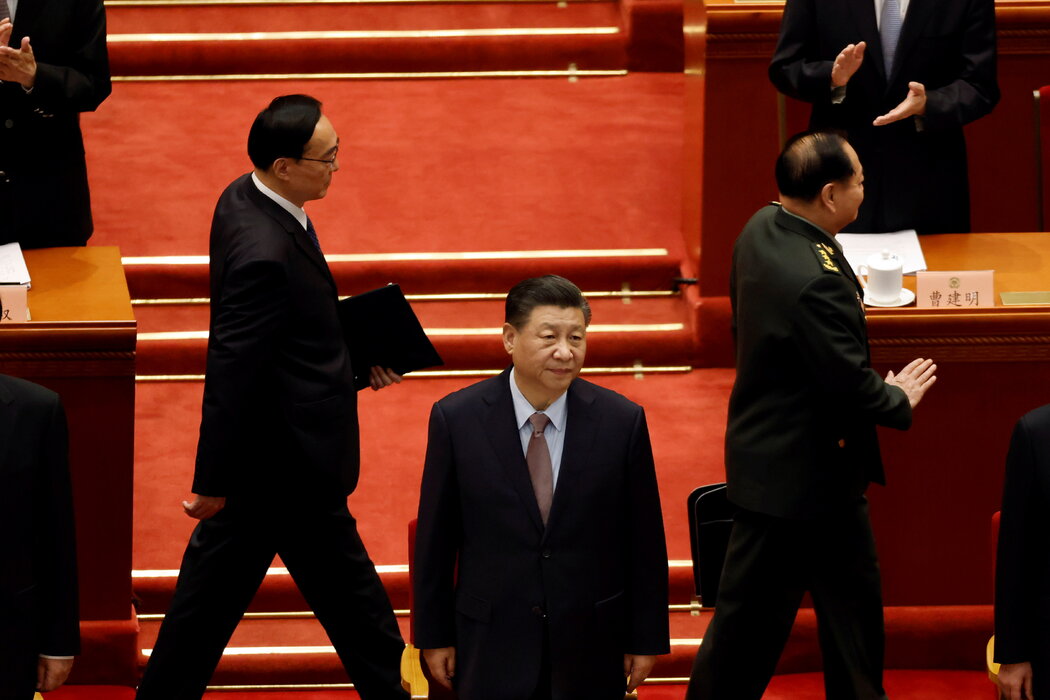 2021年北京的一次會議上,身著綠色軍裝的張又俠在習近平身後。