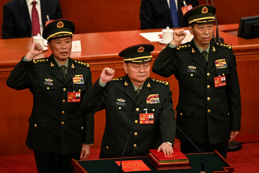 張又俠(中)於2023年就任中央軍委副主席後的宣誓就職儀式。其身後兩位高級軍官何衛東(左)與李尚福此後亦遭撤職。