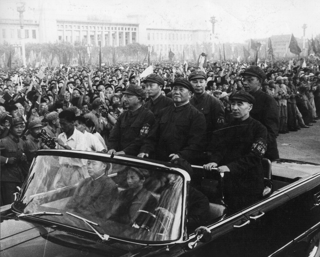 1966年，中國領導人毛澤東（中）與林彪（右）在天安門廣場。