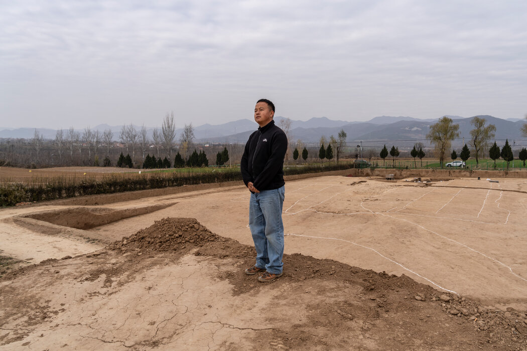 陝西考古研究院的研究人員嚴鏞謙在他的城門遺址發掘現場。