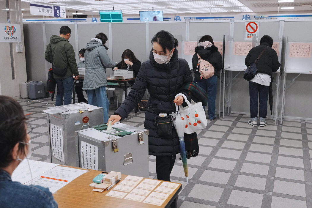 週日，在東京某投票站投票的民眾。