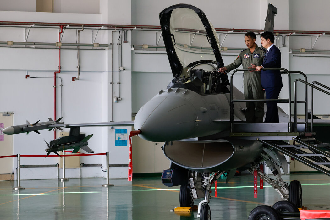 2025年，台灣總統賴清德視察台灣台東空軍基地時檢查F-16戰鬥機駕駛艙。賴清德增加軍費的提議遭到了反對黨成員的抨擊。