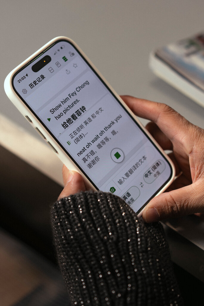 微軟的免費翻譯應用讓杜達與梁紅得以流暢交流，儘管翻譯並非總是準確。
