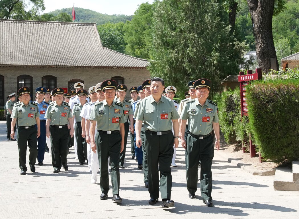 根據中國官方媒體發布的照片,習近平於2024年與張又俠一同前往延安視察,其間他強調了黨對軍隊「絕對領導」的重要性。