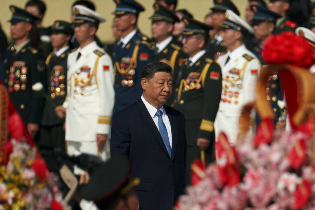 中國國家主席習近平去年在一個軍隊儀式上。過去兩年間，習近平已撤換了中國最高軍事機構六位將軍中的五位。