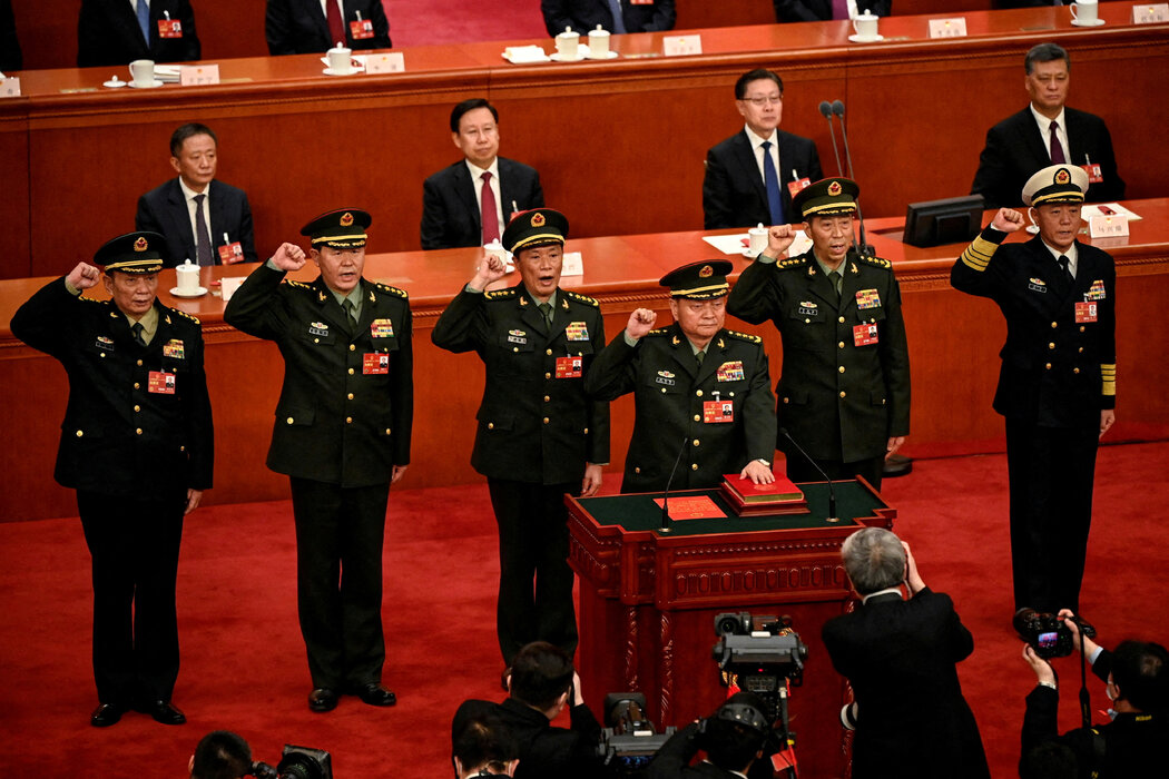 中國軍隊最高指揮官張又俠上將(中)曾被視為習近平的親信,但他在今年早些時候遭到調查。