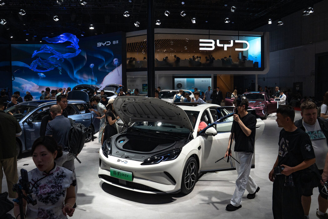 去年上海車展上的比亞迪展台。比亞迪股價較去年5月的高點已下跌逾35%。