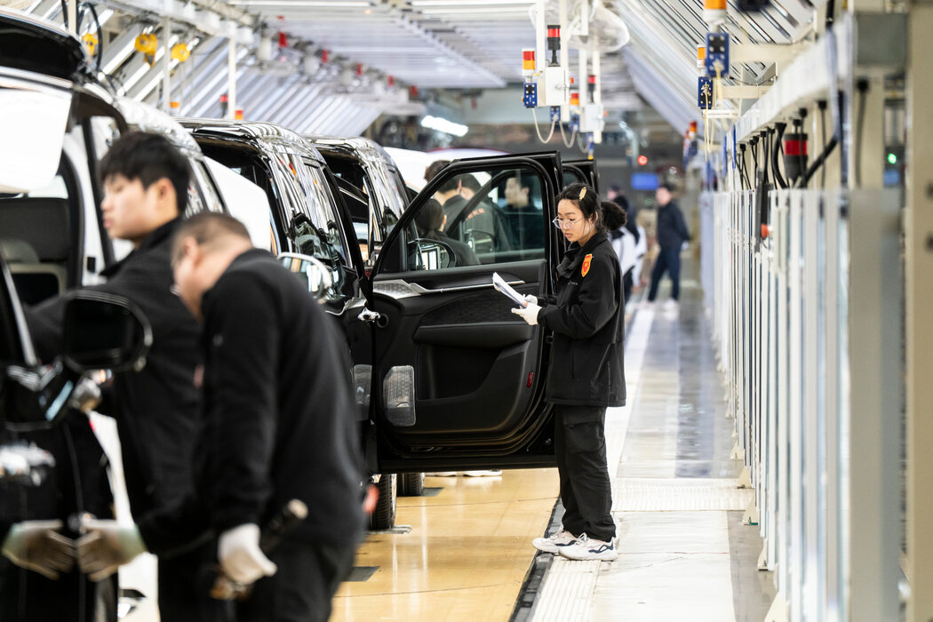中國寧波的一家吉利工廠。中國汽車製造商建造大型工廠,接連推出新車型,寄望於最終能用規模彌補利潤萎縮的缺口。