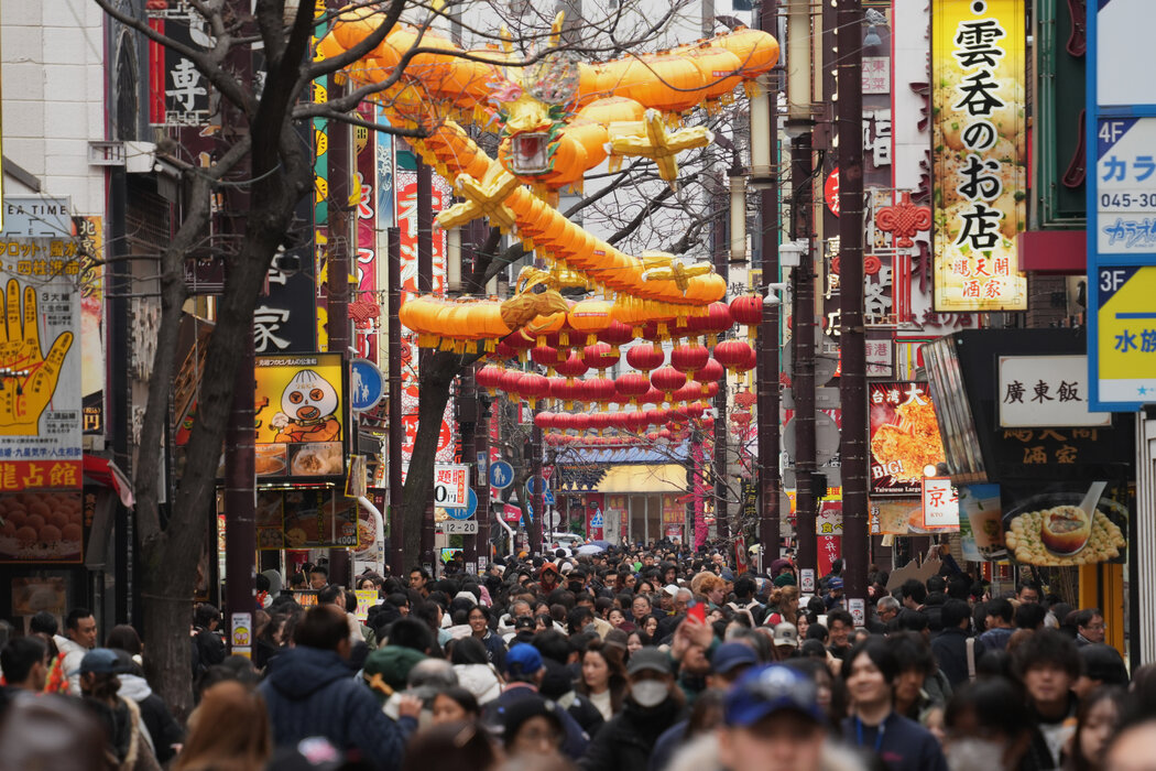 上週二，東京附近的橫濱中華街，街道裝飾著春節的裝飾，遊客正在街上漫步。