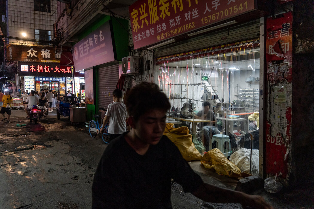 中國廣州的一家服裝作坊,攝於去年7月。