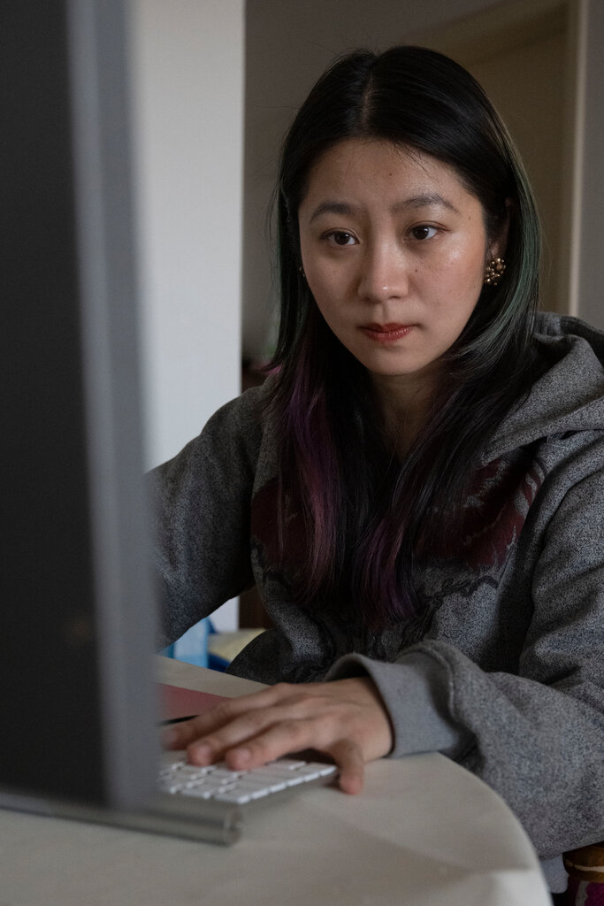 古麗果·賈在北京家中,她拍了一部紀錄片《無答案之書——與AI戀愛的人》。