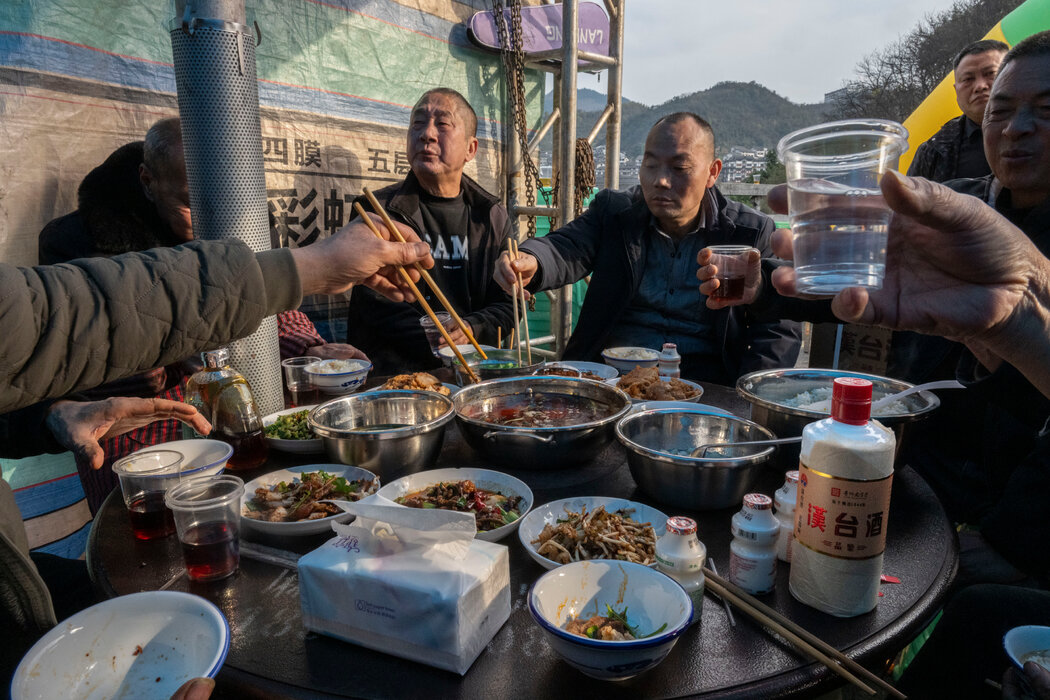 2月，茅台當地一家酒廠舉辦的宴會上，賓客們舉著白酒敬酒。