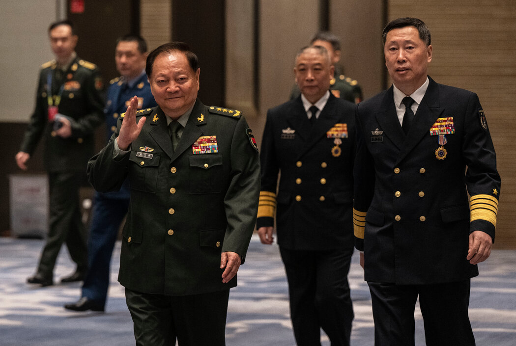 時任中央軍委副主席的張又俠上將於2024年在中國青島舉行的西太平洋海軍論壇上揮手致意。