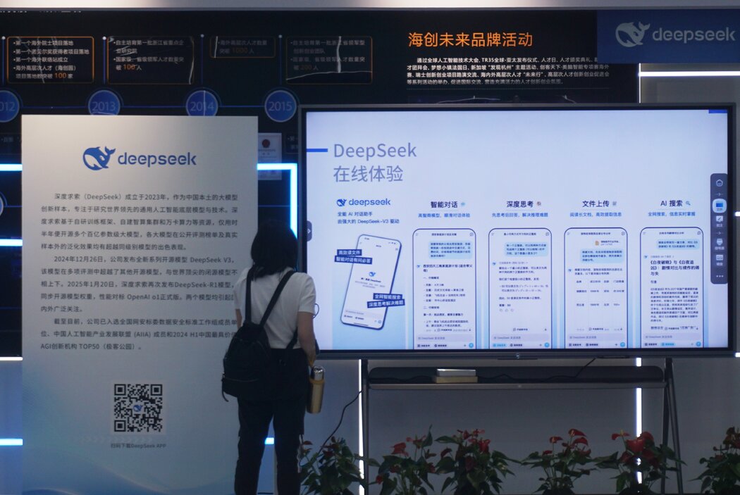 深度求索是三家被指控利用Anthropic人工智慧系統數據訓練自身模型的中國初創企業之一，該過程被稱為知識蒸餾。