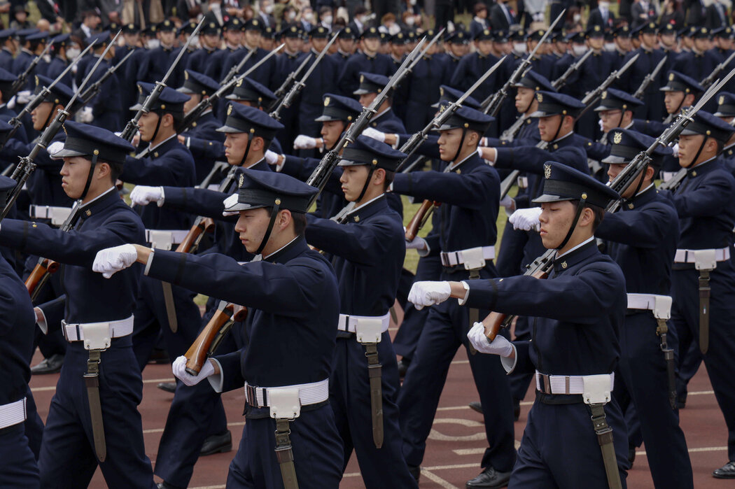2023年，日本防衛大學校學員在橫須賀參加閱兵式。該校是日本20家受中國新出口管制措施影響的機構之一。