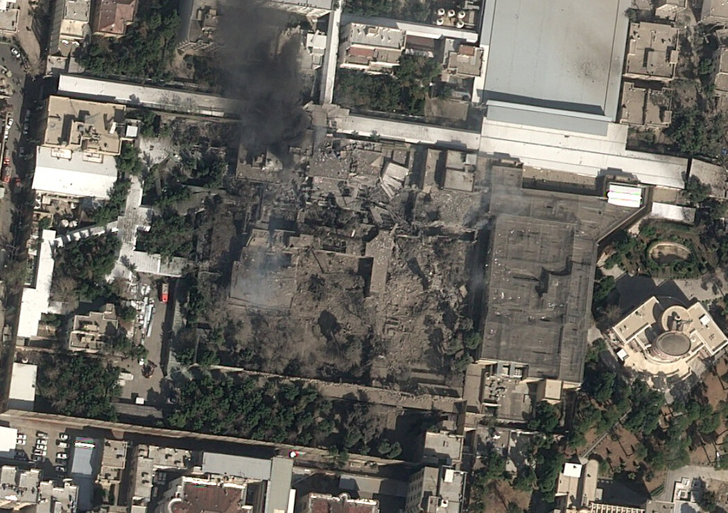 衛星圖像顯示，最高領袖哈梅內伊位於德黑蘭戒備森嚴的住所升起濃煙，遭到嚴重破壞。