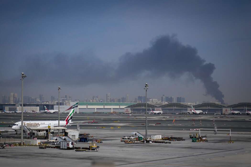週日，杜拜國際機場停滿了被迫停飛的飛機。週末的空襲迫使杜拜、阿布達比以及卡達杜哈的機場關閉。週一，僅有數量有限的航班計劃從杜拜和阿布達比機場起飛。