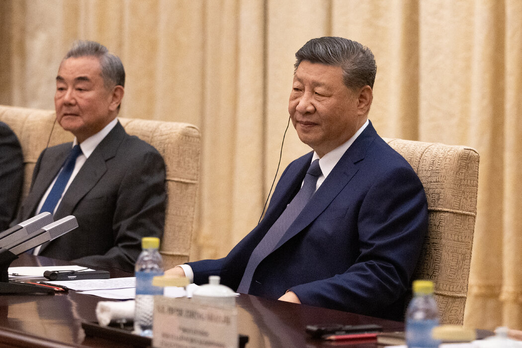 中國國家主席習近平（右）與外交部長王毅上月在北京一場會議上。