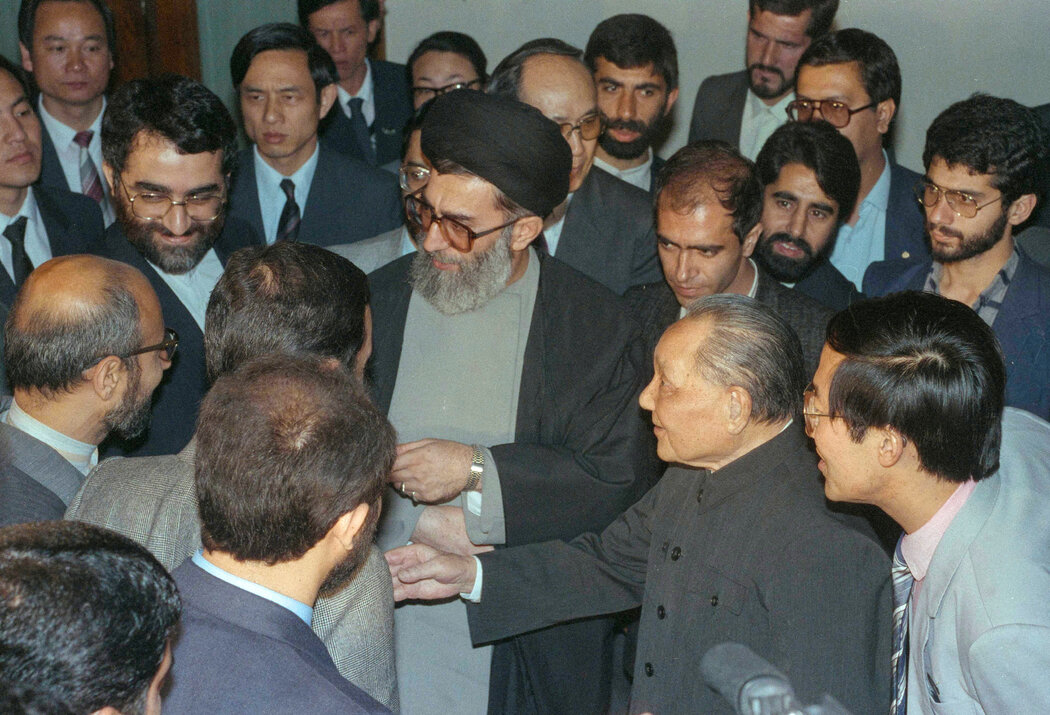 1989年,時任伊朗總統哈梅內伊訪問中國,在北京會見了中國領導人鄧小平。
