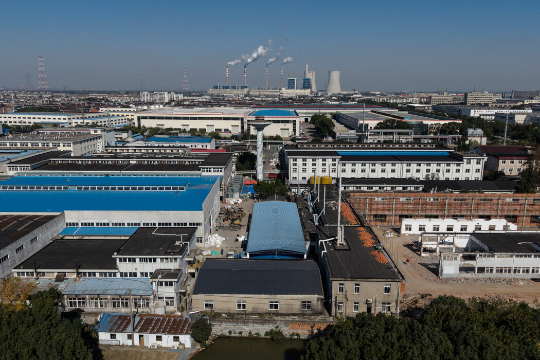 中國壟斷了許多現代技術所需的關鍵礦物的開採和加工。位於無錫郊外的一家精鍊廠是世界上唯一一家生產超純鏑的工廠，超純鏑是人工智慧晶片必需的材料。