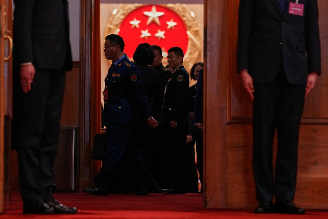 週一，出席中國全國人大年度會議的軍隊代表。