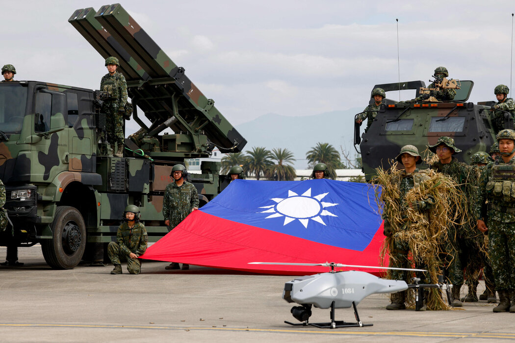 今年1月，台灣士兵在台中舉行的一場軍事演習中展示青天白日旗。