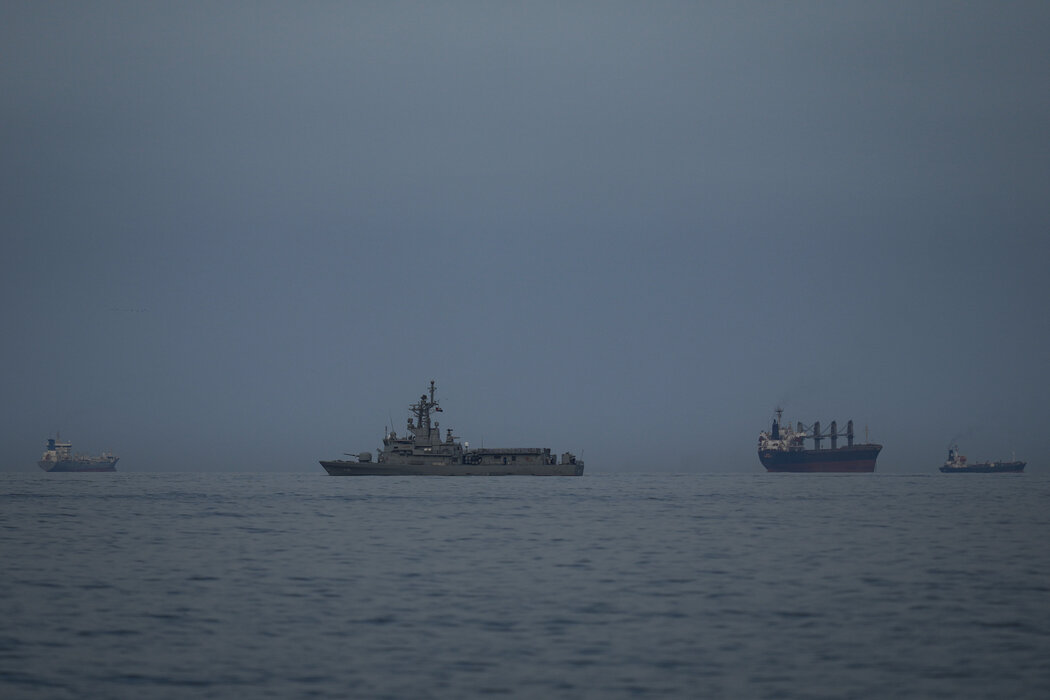 週三,一艘阿聯酋海軍艦艇在霍爾木茲海峽為貨船和油輪護航。