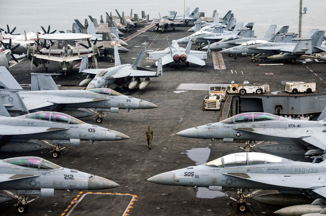 2024年，美國海軍林肯號航空母艦甲板上的戰鬥機。包括這艘航母在內的一個航母編隊於1月從南海被調往中東。 