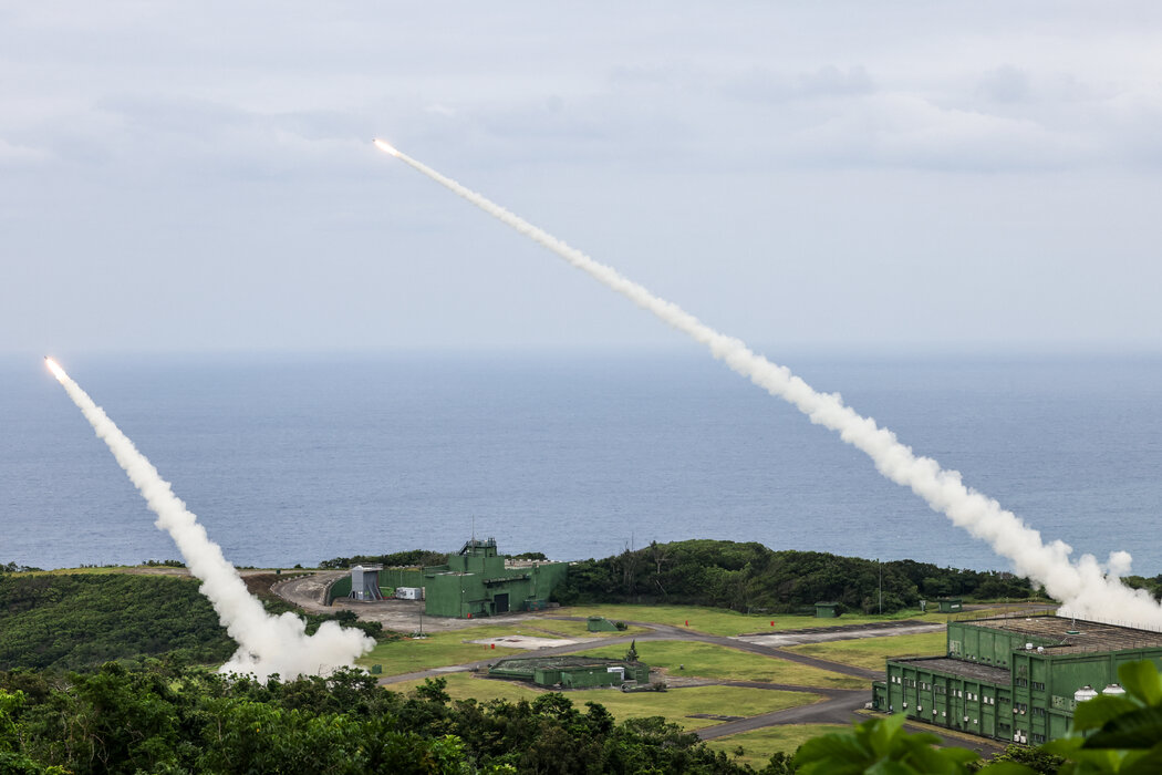 台灣軍方去年在屏東進行了「海馬斯」高機動性多管火箭系統的首次試射。