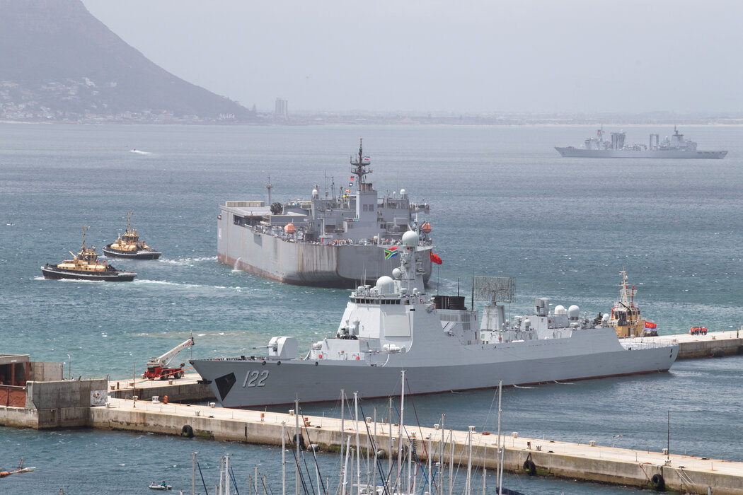 今年1月，中國驅逐艦唐山號在南非開普敦與一艘伊朗海軍艦艇並排停泊，共同執行海上安全行動。