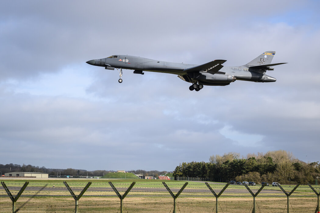 週二,一架美國轟炸機在英格蘭南部的皇家空軍費爾福德基地降落。