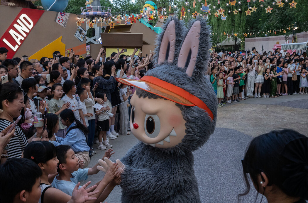 去年，一名扮演Labubu的表演者在北京「泡泡瑪特城市樂園」主題公園向遊客問好。
