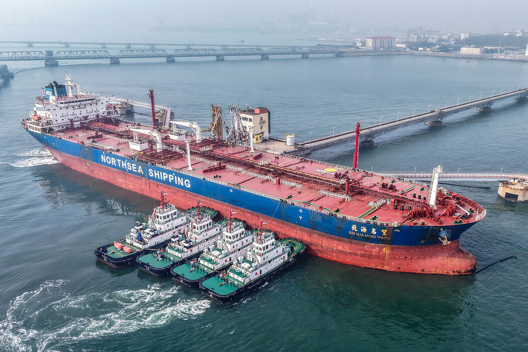 週一,一艘原油油輪停泊在中國東部山東省青島市某港口的一處油碼頭附近。
