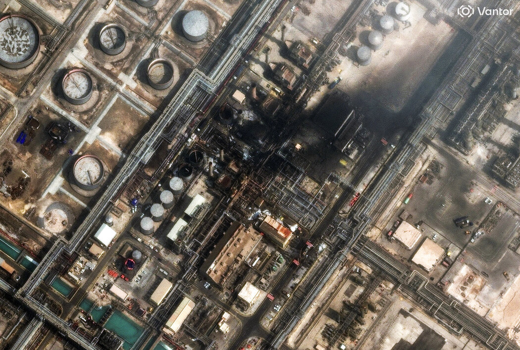 本月無人機襲擊後,衛星圖像顯示沙烏地阿拉伯拉斯塔努拉煉油廠冒出濃煙。