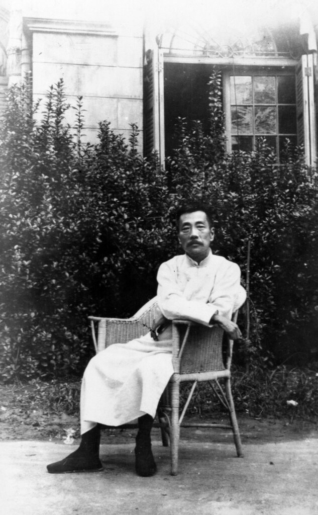 1930年,魯迅在上海慶祝50歲生日。