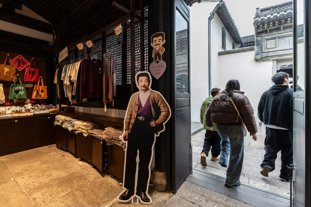 旅遊區一家商店裡,作家身著其標誌性毛衣的剪影。