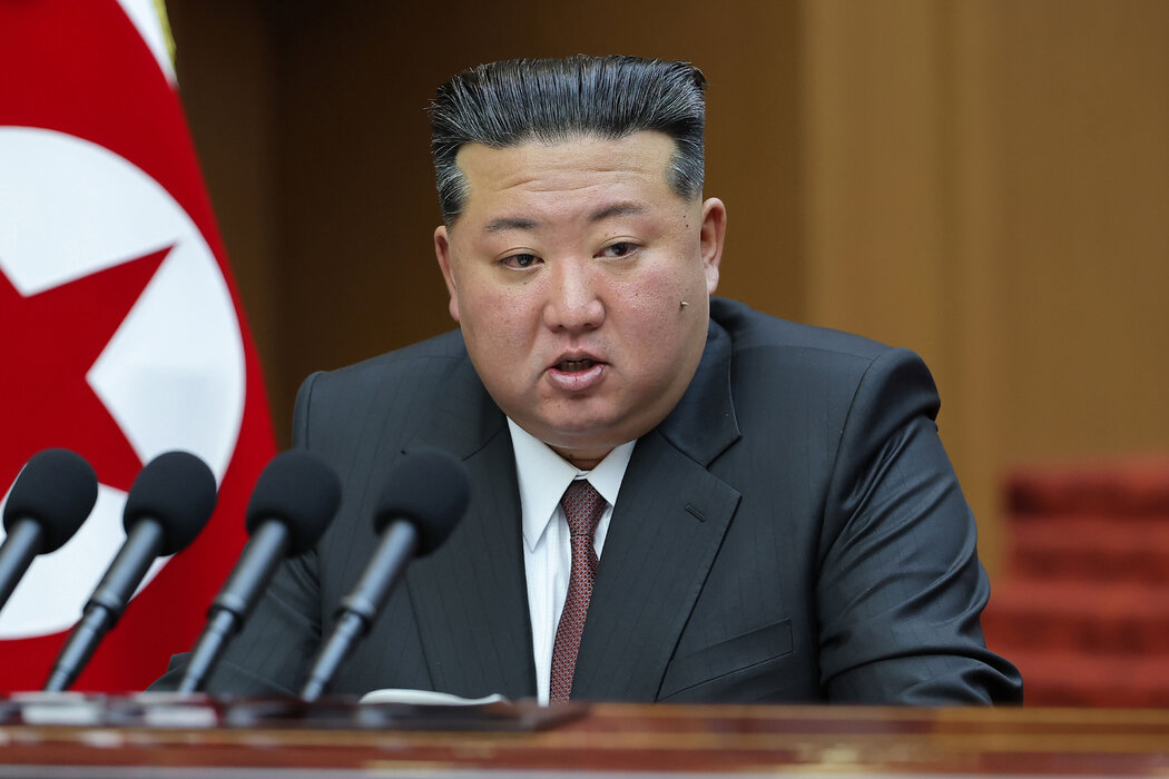 朝鮮官方媒體發布的一張照片顯示，該國領導人金正恩週一在平壤立法機構發表講話。
