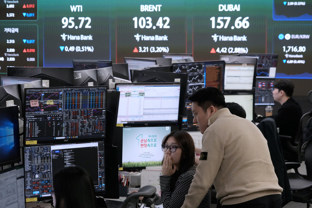 上週,在首爾某銀行外匯交易點的貨幣交易員。韓元兌美元匯率剛剛觸及了自2008年金融危機以來的最低點。