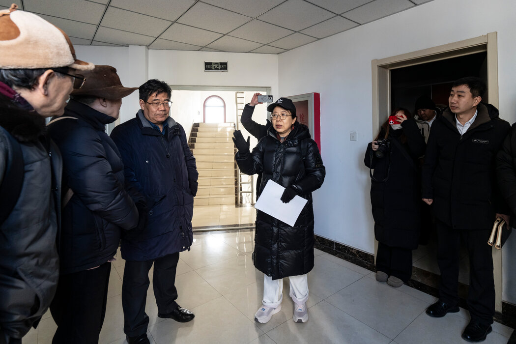 衛肖揚與業主委員會成員在複核議程。