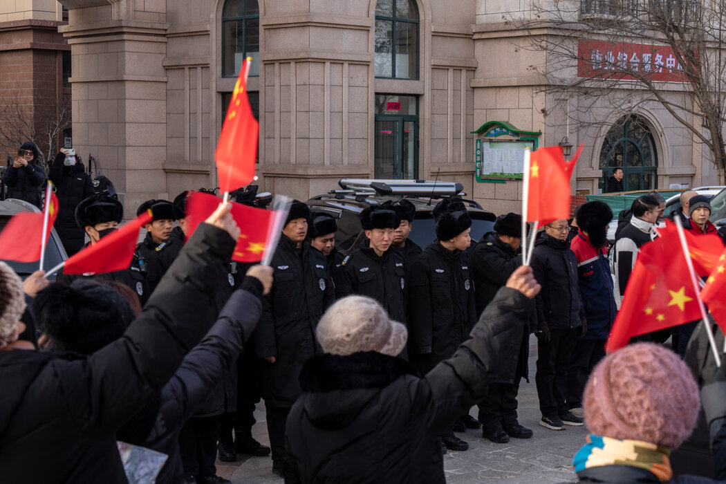 居民集會時，保安人員在一旁註視著。