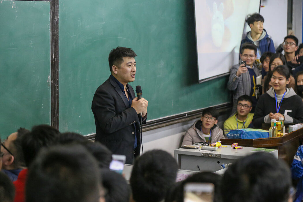 2017年，張雪峰在鄭州的一所大學舉行講座。他因在高度內卷的環境中提供如何成功的建議而一舉成名。