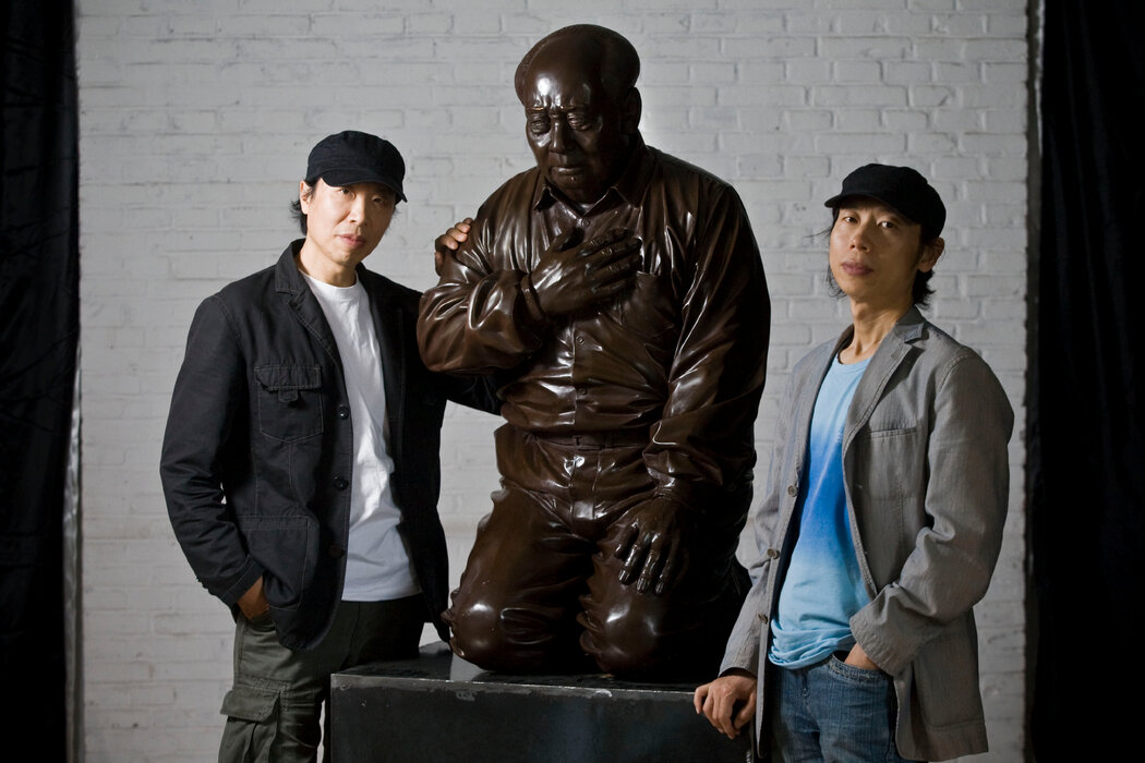 高兟（左）、弟弟高強與他們創作的作品《懺悔》合影，攝於2009年，