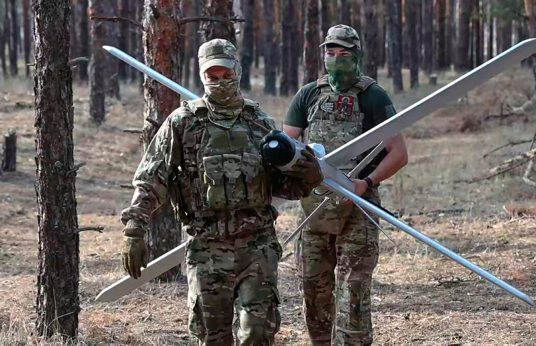 俄羅斯士兵在烏克蘭某未公開地點搬運一架「柳葉刀」無人機。這張照片截取自俄羅斯國防部新聞處8月發布的影片。