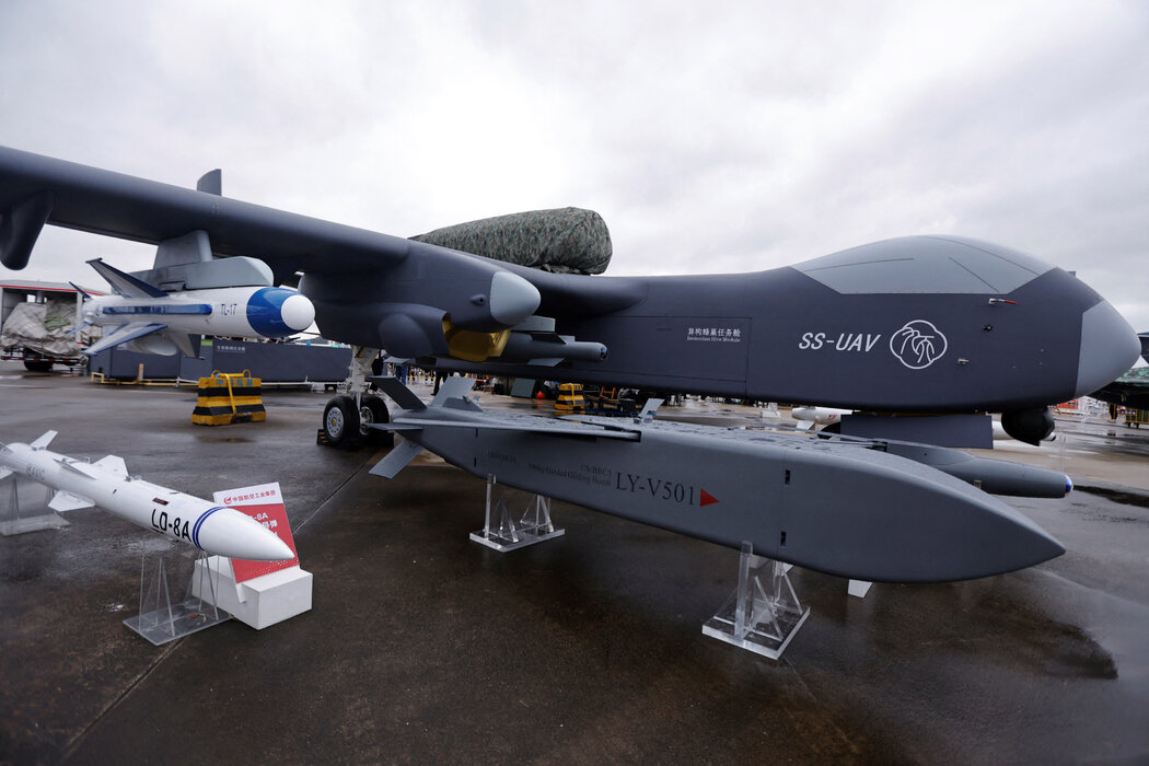 2024年珠海航展上亮相的一款能夠發射小型無人機群的無人機母艦。