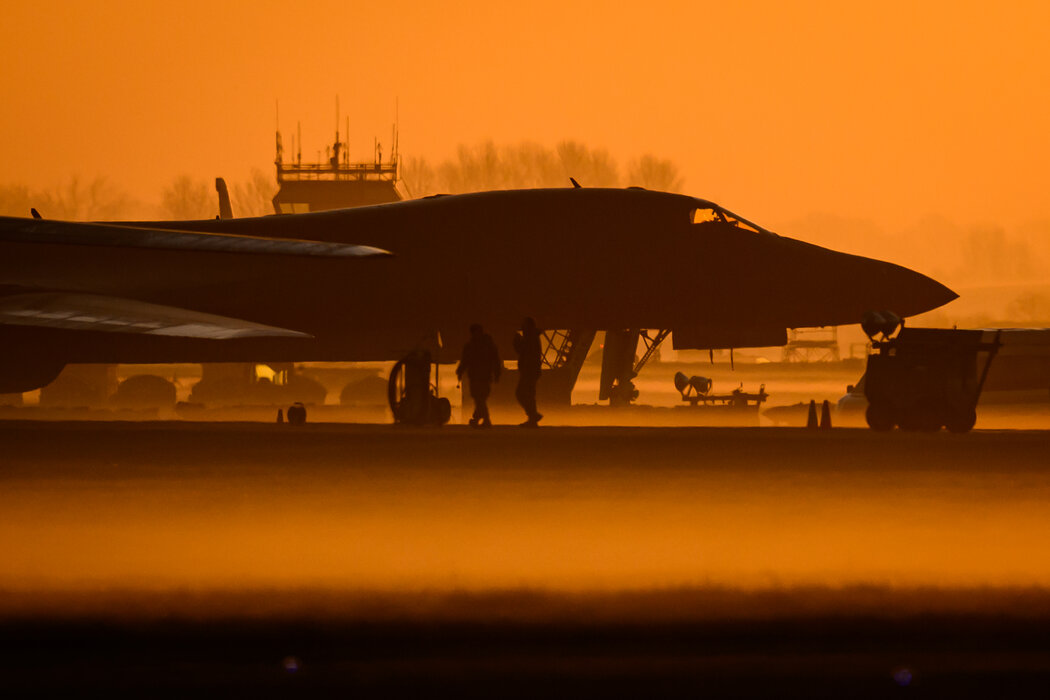 上個月,美國空軍的一架B-1轟炸機在英國某空軍基地。