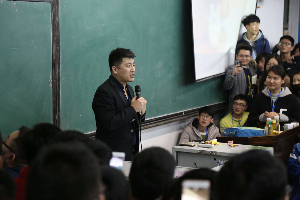 2017年，張雪峰給大學生做講座。對於正在選擇大學專業的學生，他的建議直截了當，毫不客氣。