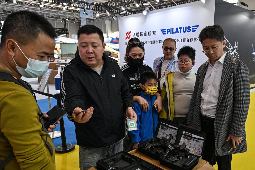 去年在中國南部珠海舉辦的國際航空展，一個無人機展位。根據新規，用於反恐和科研等特殊用途的無人機可獲許可。