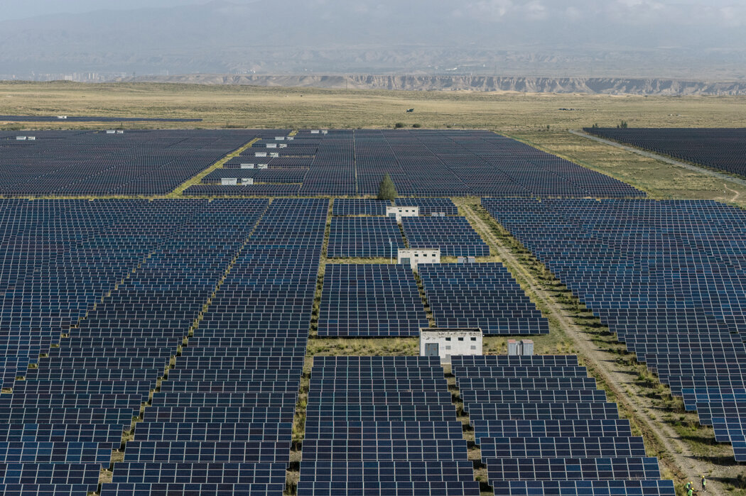 去年在中國青海省,將陽光直接轉化為電能的光伏太陽能板。