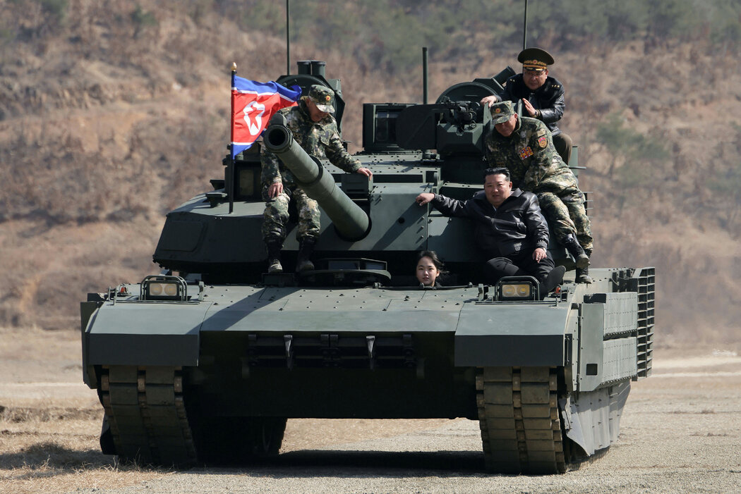 朝鮮官方媒體發布的一張照片顯示，該國領導人金正恩及其女兒金主愛上個月乘坐在坦克上。