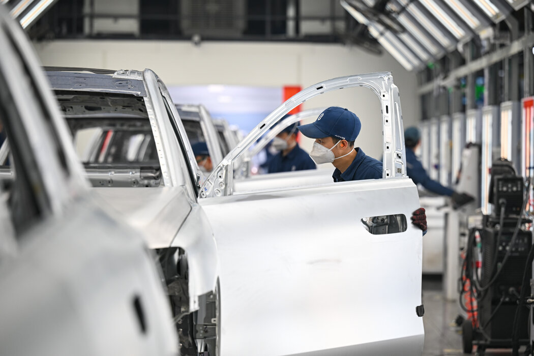 中國重慶的一家汽車工廠。批發價格持續下跌已迫使成千上萬的製造商以越來越低的價格出售商品。